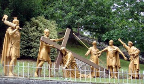 Jesus-falls-the-first-time-9553