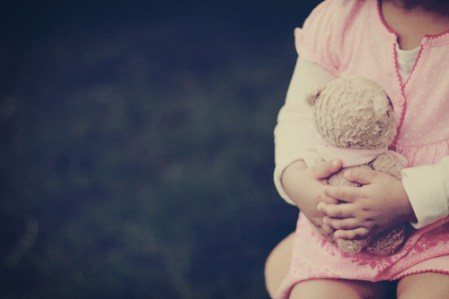 baby,girl,holding,pink,teddybear-d09b5e53ff84ec3ac460debf9b578c84_h